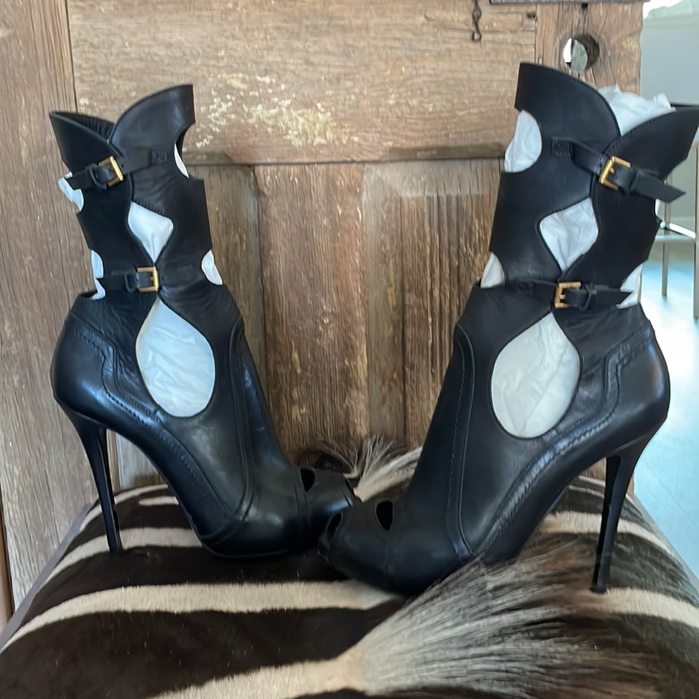 Alexander McQueen Black Leather Cutout Accent Boots
Size 38.5 - Picture 7 of 12